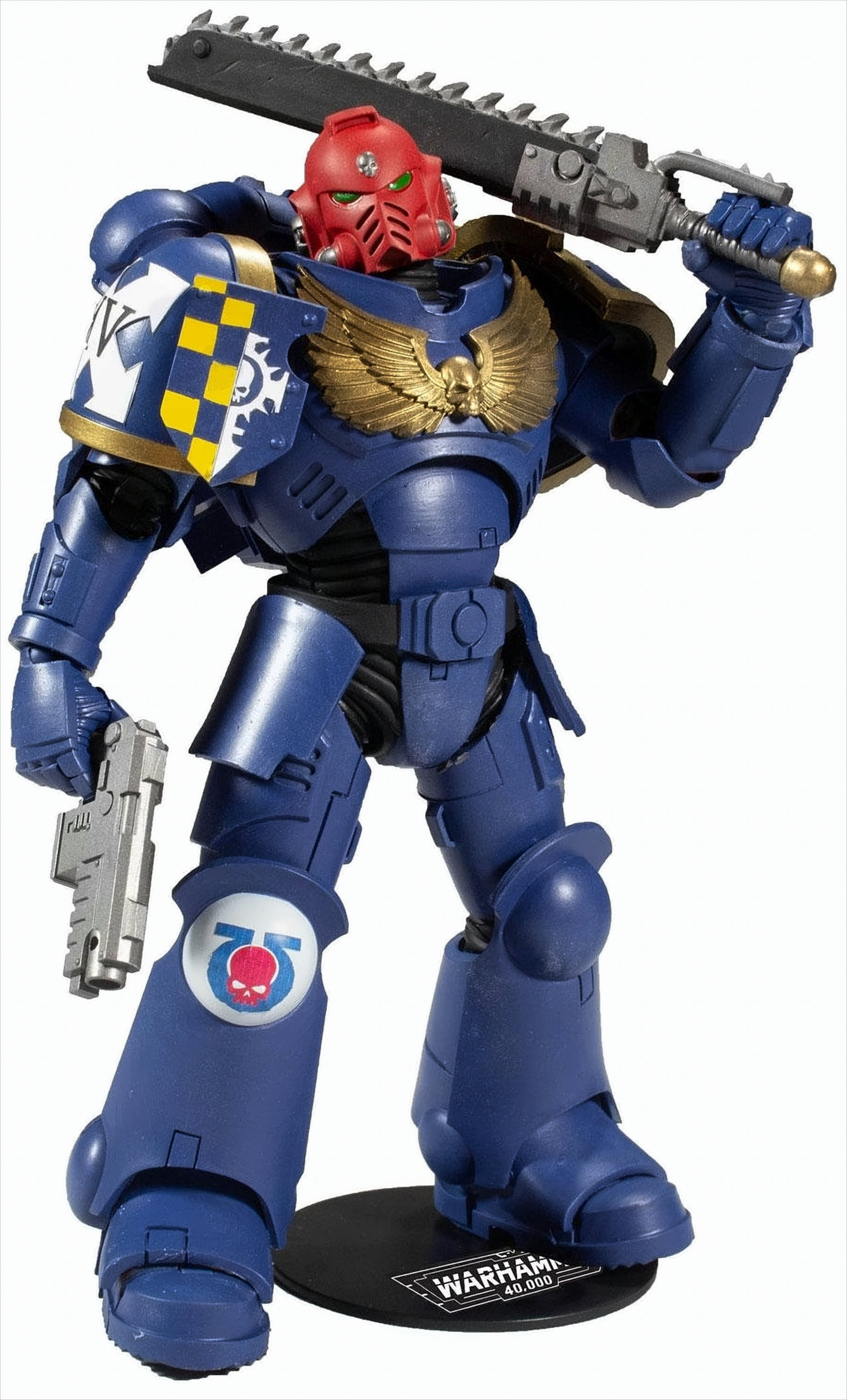 Eine blaue Space Marine Figur mit Kettenschwert und Pistole, auf einer schwarzen Basis.