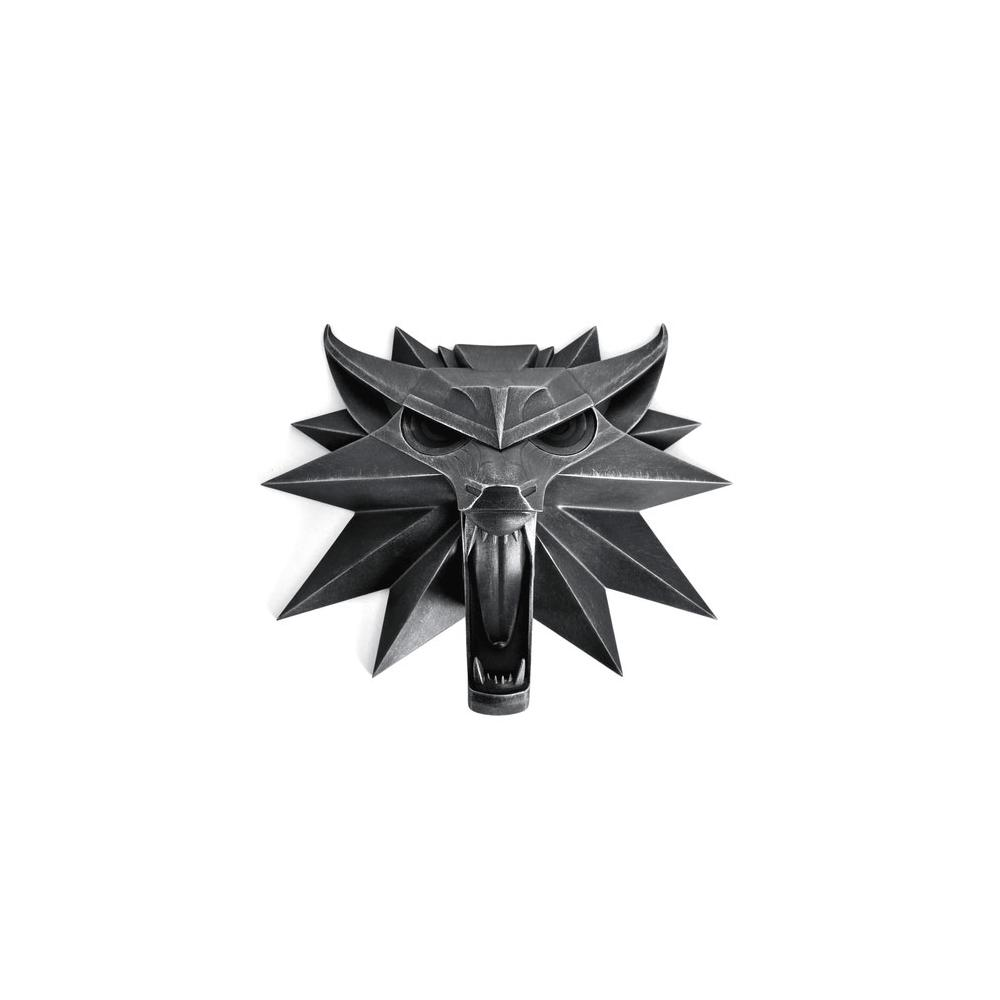 Ein Witcher Wolfskopf-Emblem aus Metall auf weißem Hintergrund.