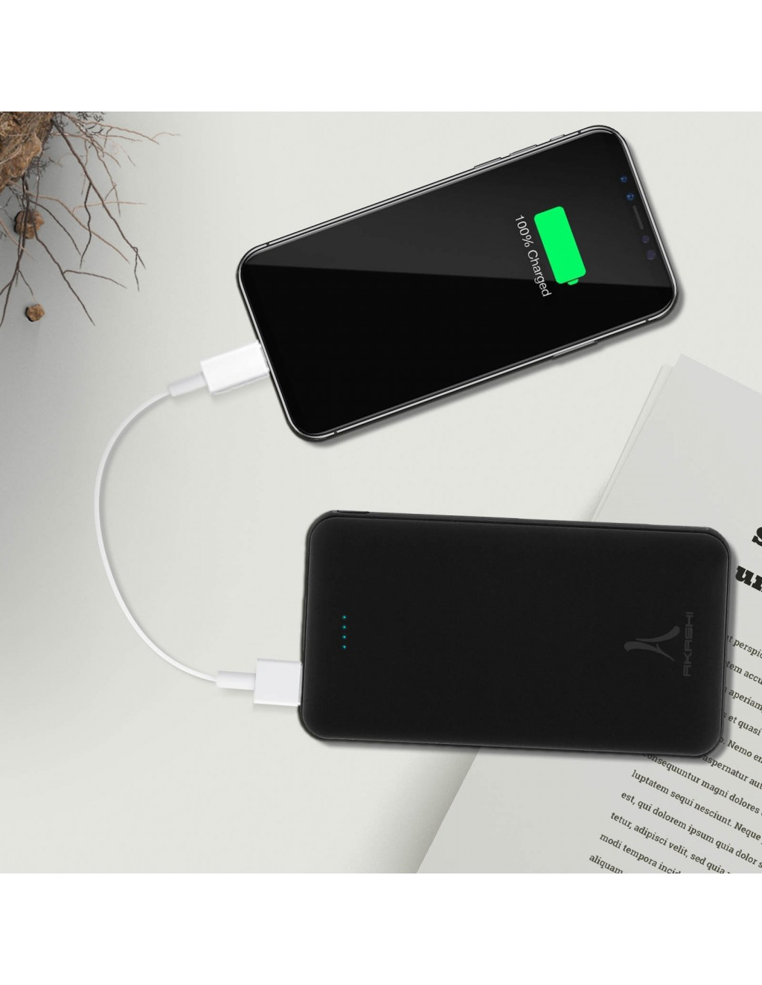 Schwarzes Smartphone, das an einer schwarzen Powerbank geladen wird, mit Text auf weißem Hintergrund.