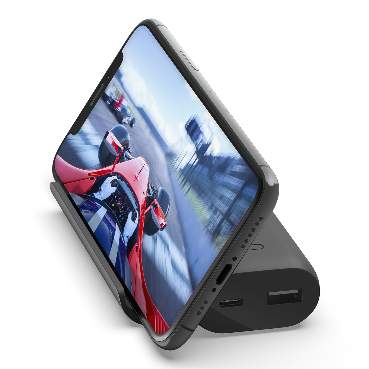 Zwarte telefoon met hoesje, schuin op een powerbank. Het scherm toont een racespel.