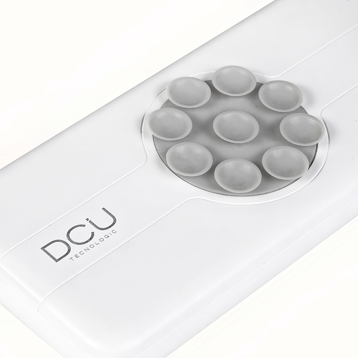 Dispositivo blanco con botones grises y circulares. El logo DCU está en el dispositivo.