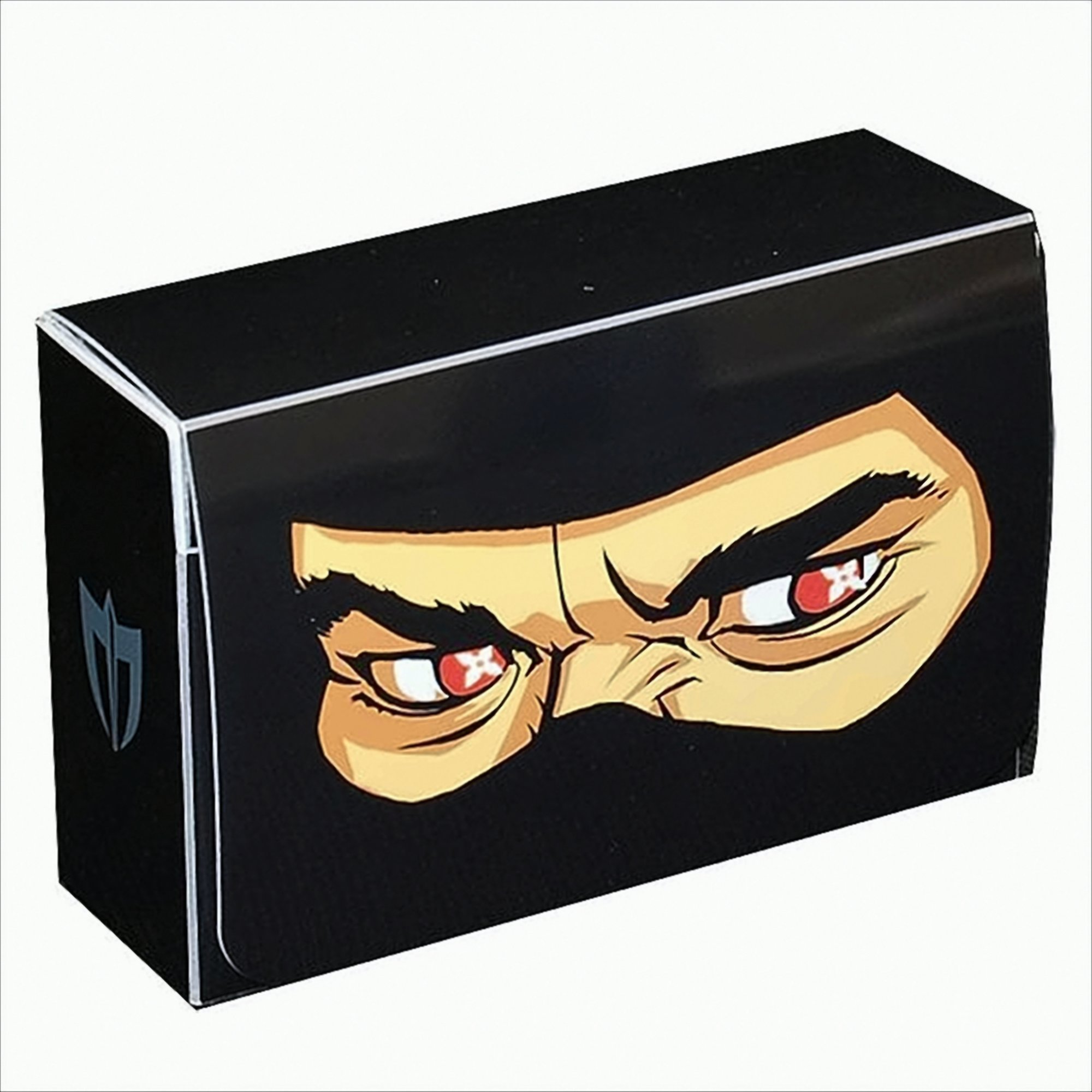 Eine schwarze Box mit einem ninjaartigen Gesicht darauf. Das Gesicht hat rote Augen mit dem Buchstaben X darin.