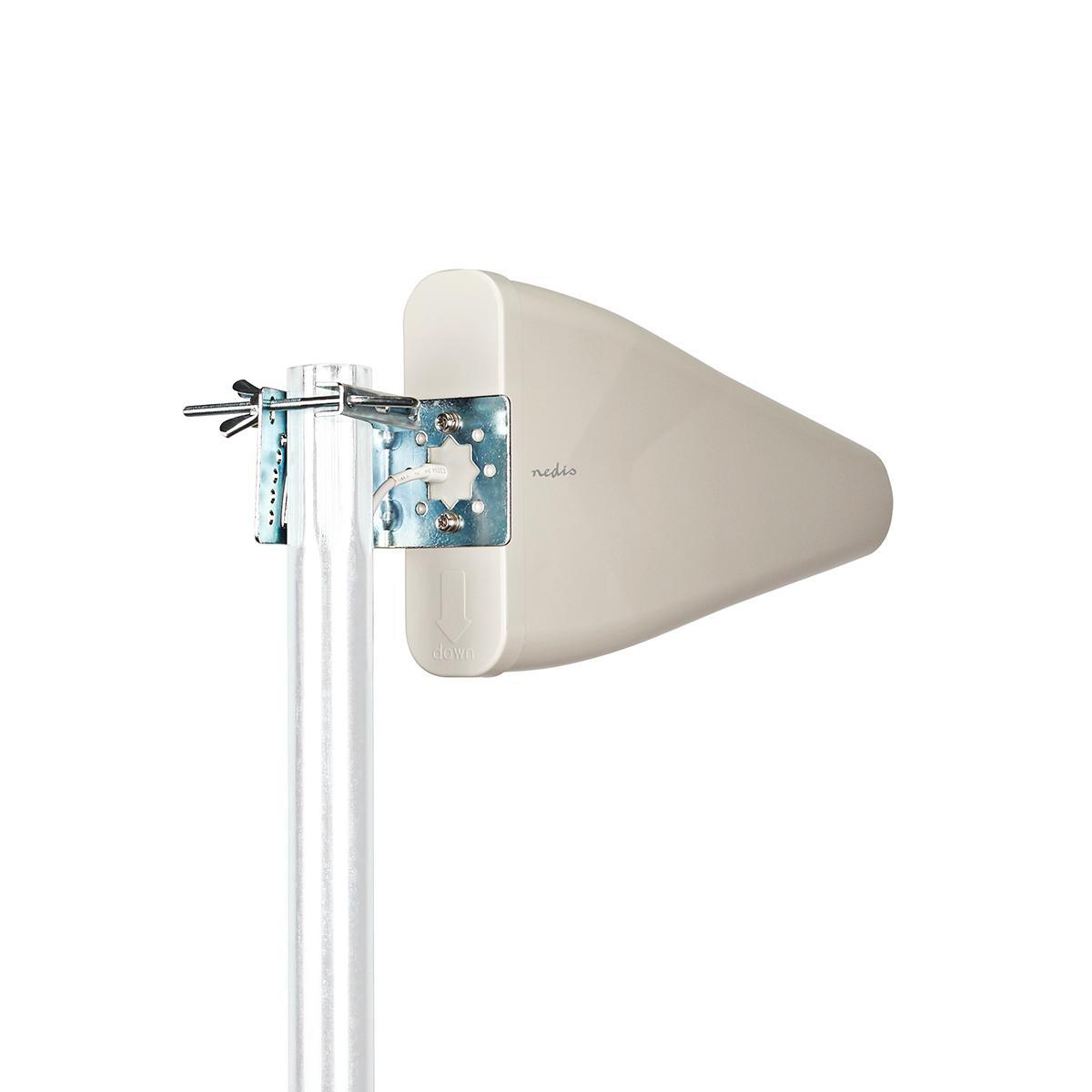 Une antenne blanche avec un panneau gris fixé à un poteau. Le panneau a le logo Nedis et une flèche directionnelle.