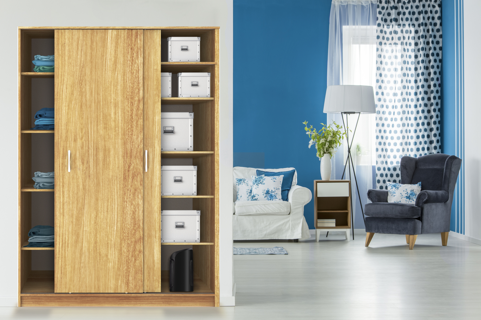 Drewniana szafa z otwartymi półkami i drzwiami. Pokój z niebieskimi ścianami i meblami w tle.