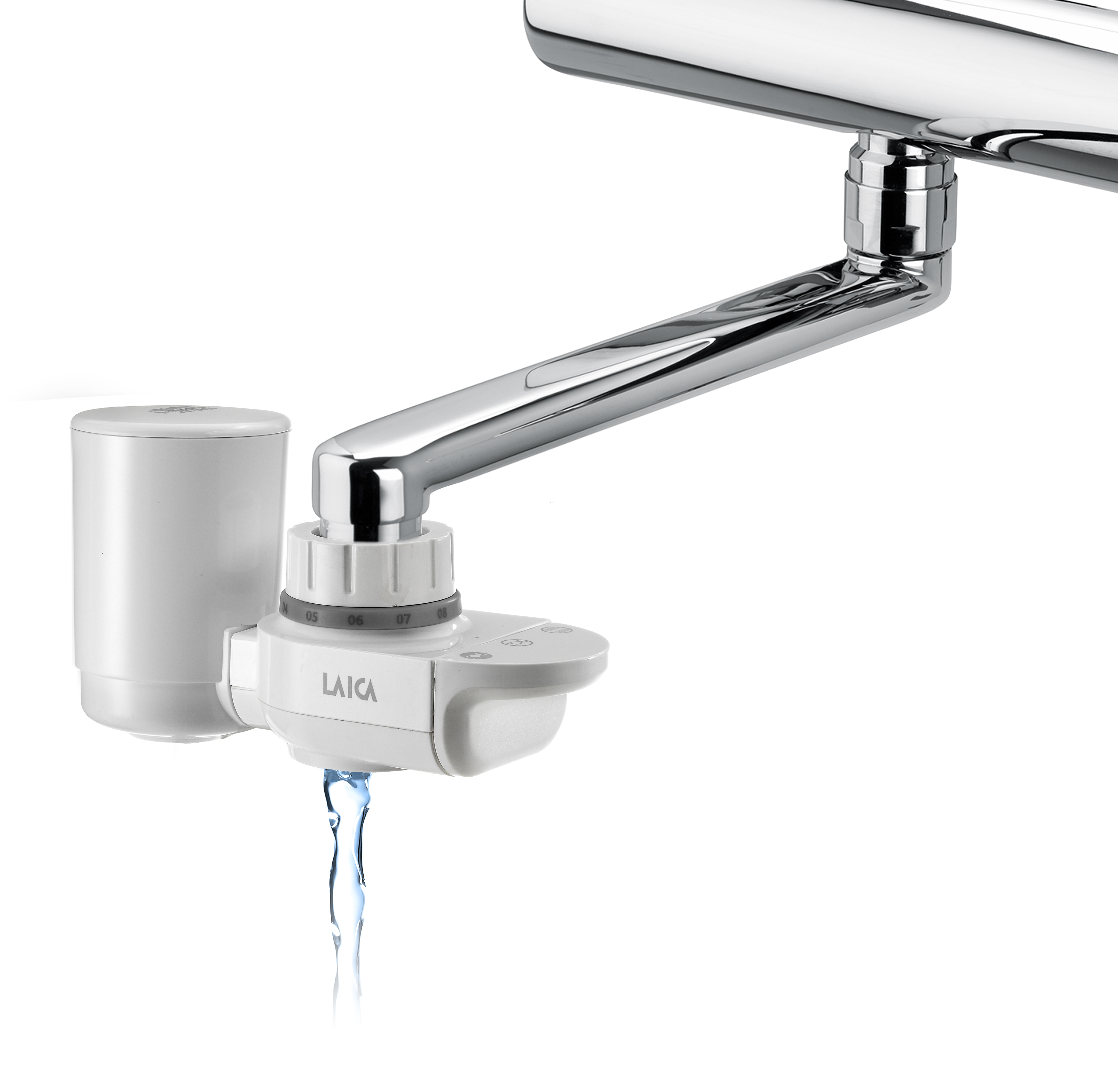 Un sistema di filtraggio dell'acqua collegato a un rubinetto. L'acqua scorre dall'erogatore del filtro.