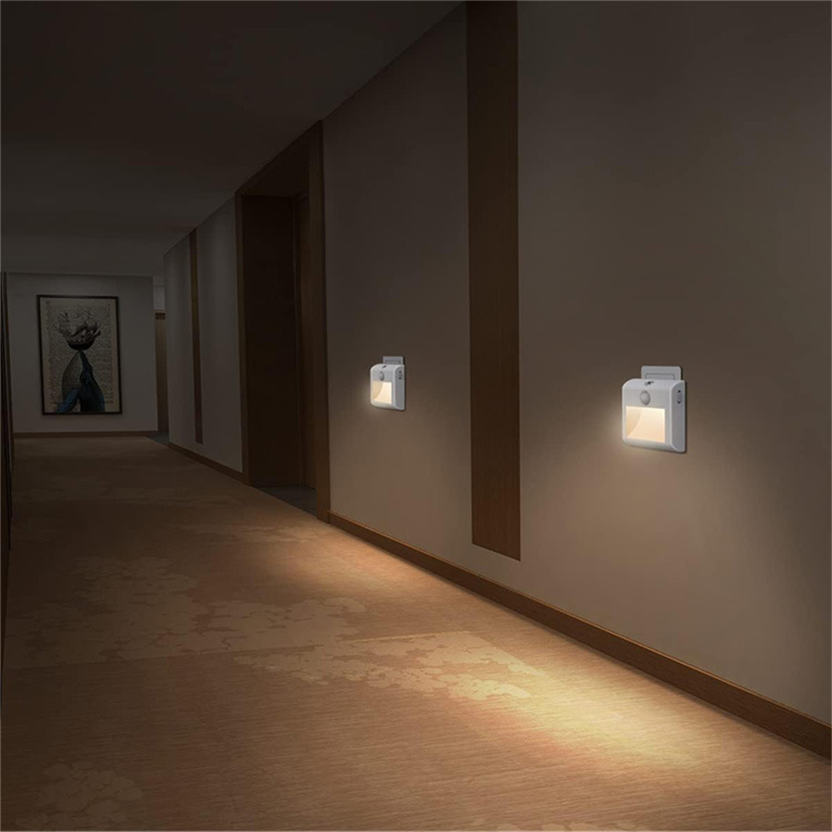 Flur mit Lichtern an der Wand, dunkler Decke und Teppich sowie einem Gemälde am Ende.