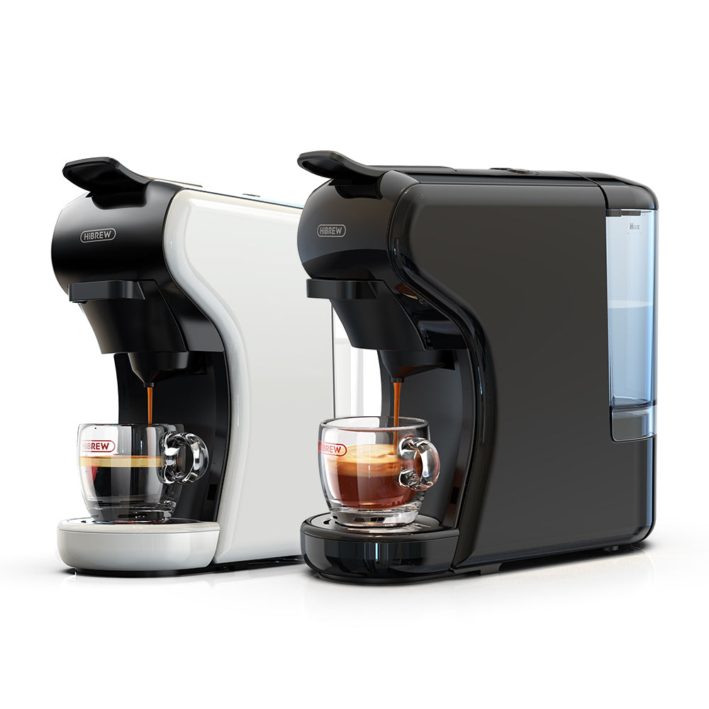 Zwei Espressomaschinen. Eine weiß, eine schwarz. Beide brühen Kaffee in Gläser.