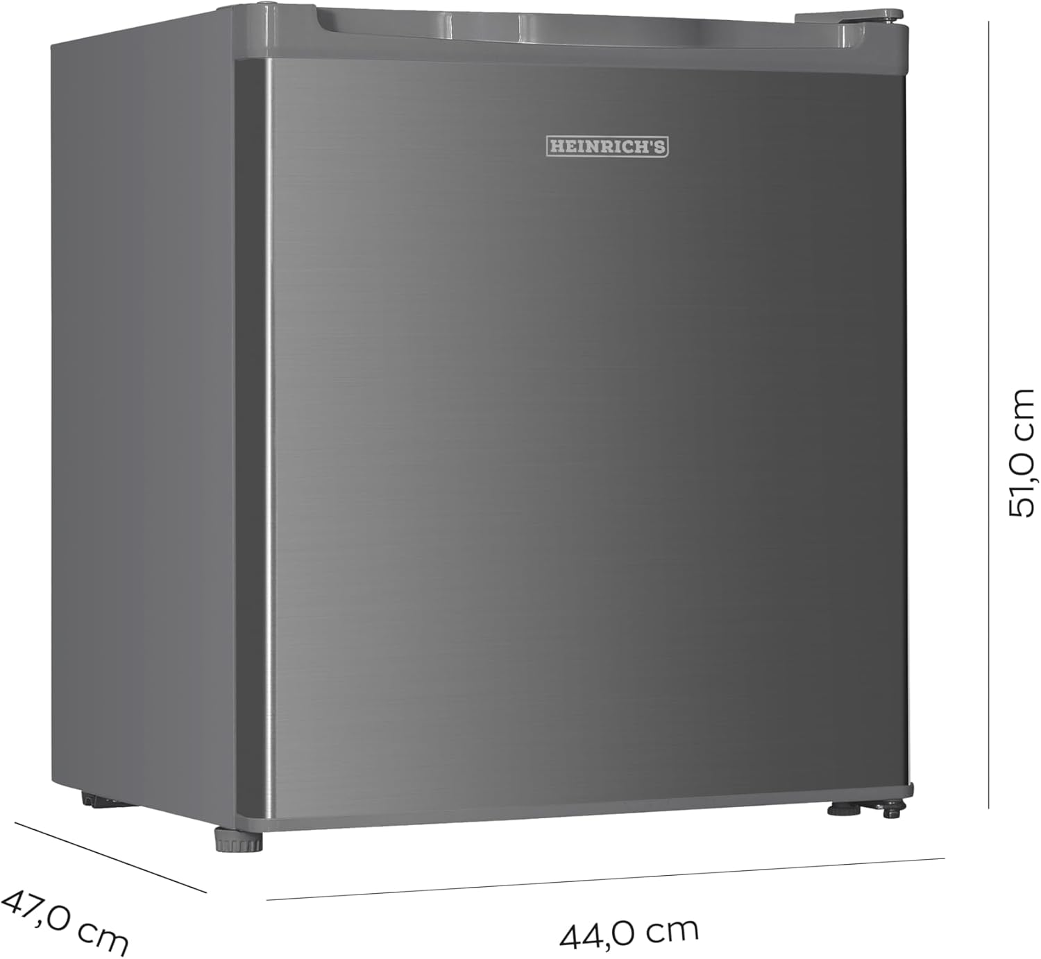 Ein kleiner silberner Mini-Kühlschrank mit Abmessungen in Zentimetern auf weißem Hintergrund.