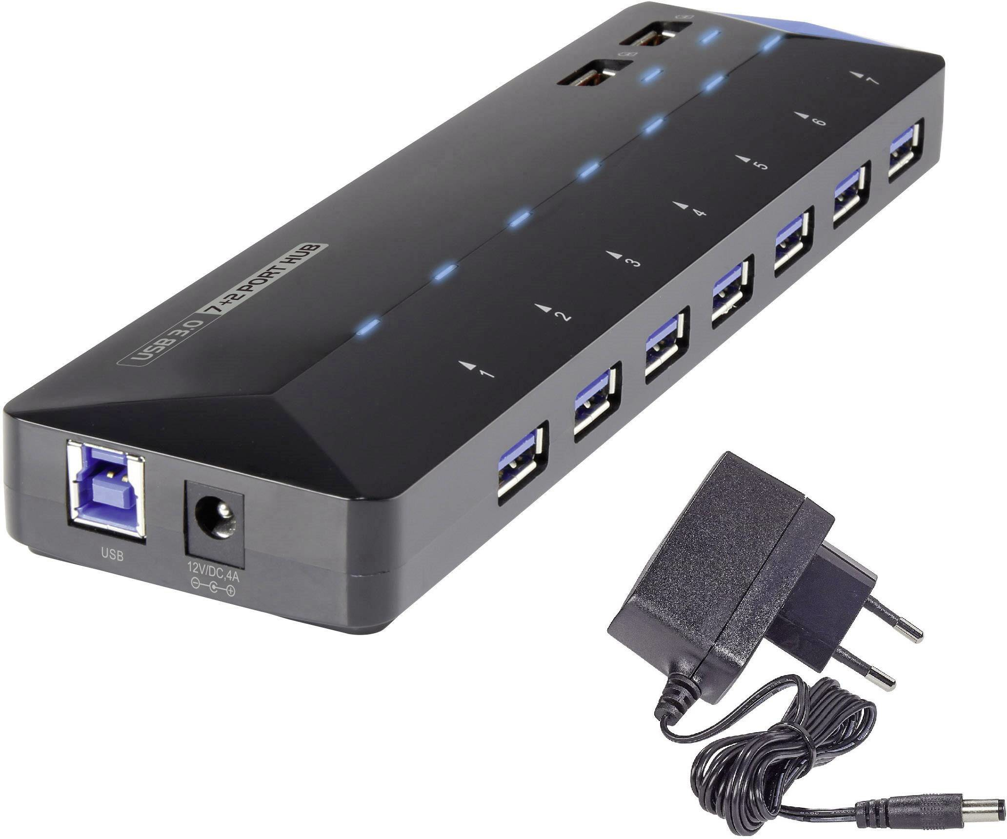 Hub USB 3.0 a 7 porte nero con adattatore di alimentazione, su bianco.