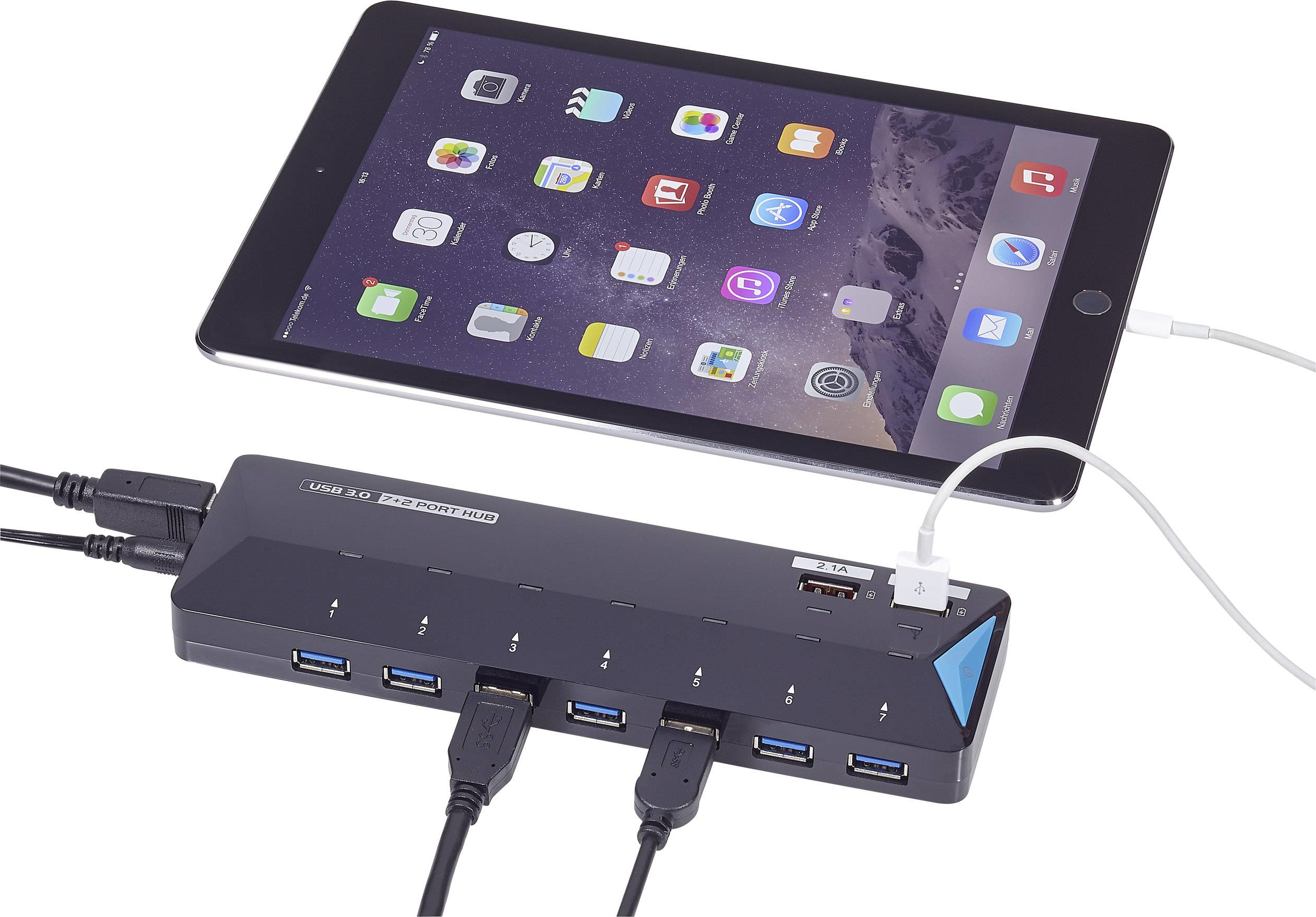 Un hub USB nero collegato a un tablet. Diversi dispositivi USB sono collegati.