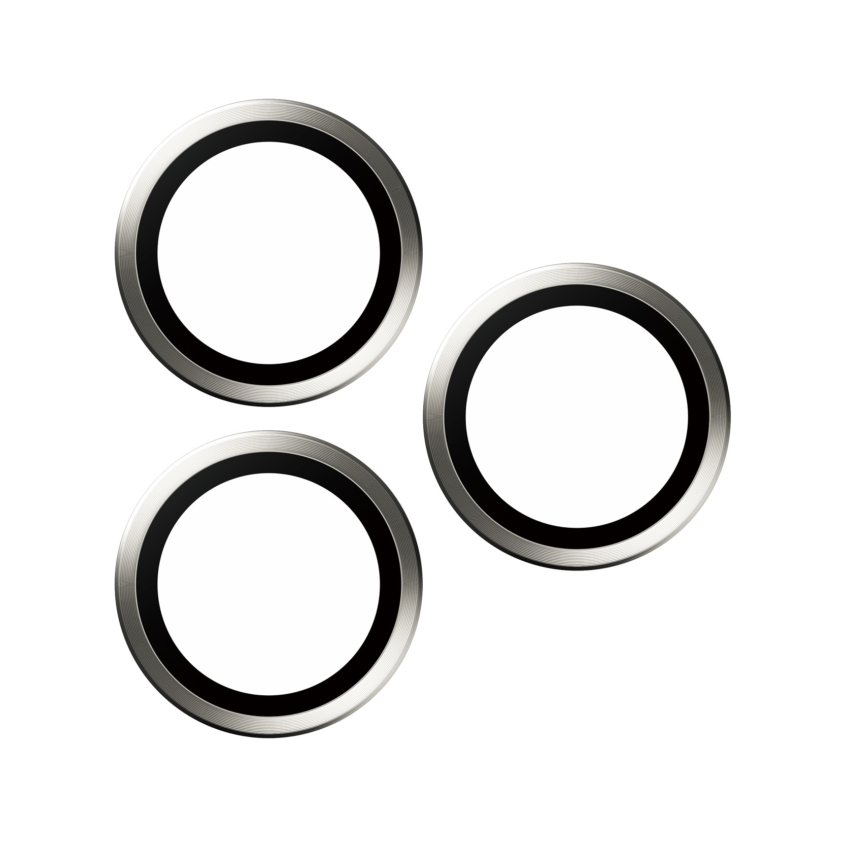 Tre protezioni per lenti di fotocamera argento e nere, disposte a triangolo su sfondo bianco.