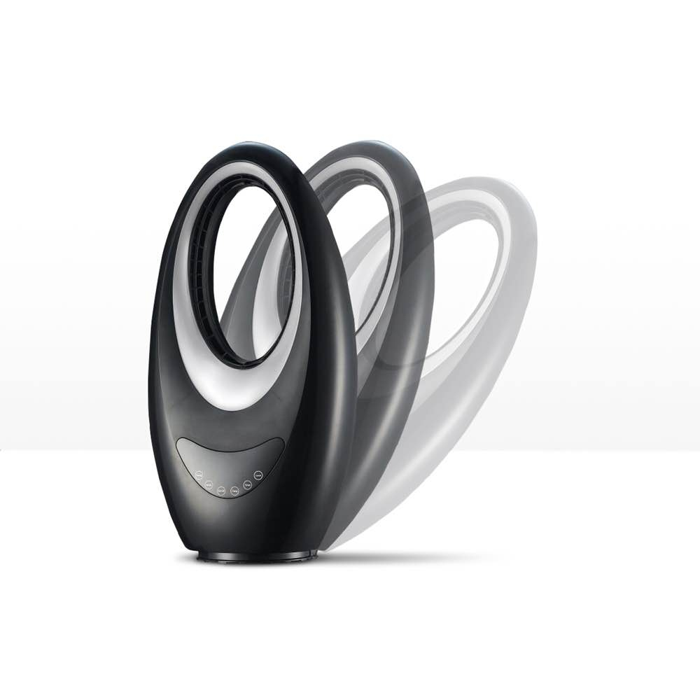 Ventilatore ovale nero con finiture argentate. Il ventilatore ha un design liscio e su sfondo bianco.