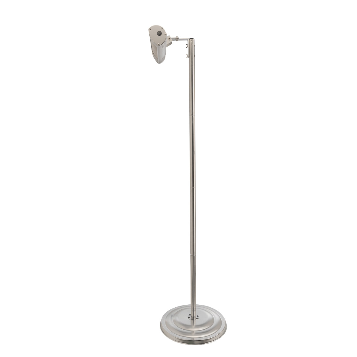 Una lampada da terra argentata con un riflettore in alto.