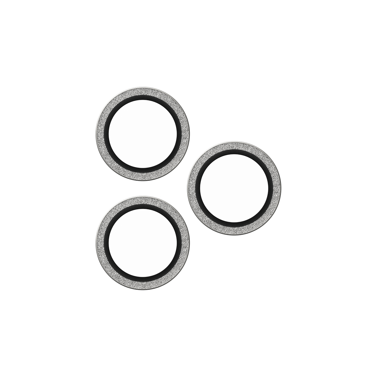 Trzy srebrne osłony obiektywu aparatu, na białym tle.