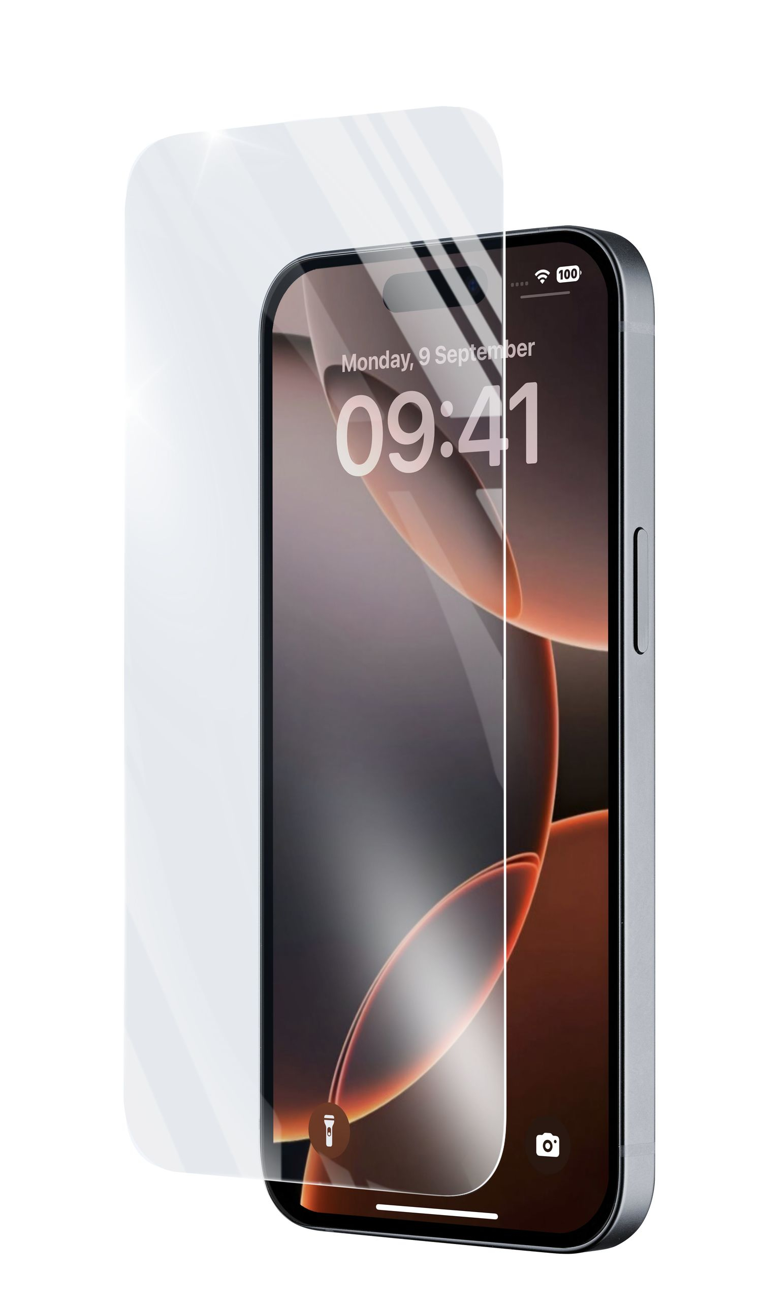 Uno smartphone con un proteggi schermo applicato, che mostra l'ora e uno sfondo sfocato.