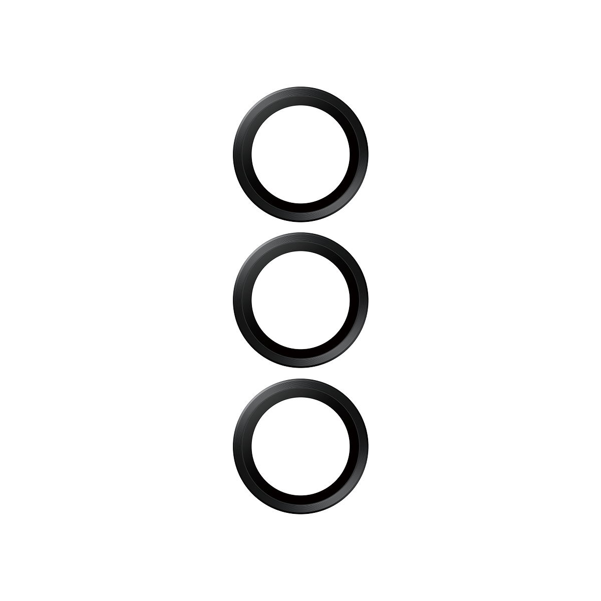 Tre protezioni per lenti della fotocamera nere, circolari, poste verticalmente su sfondo bianco.