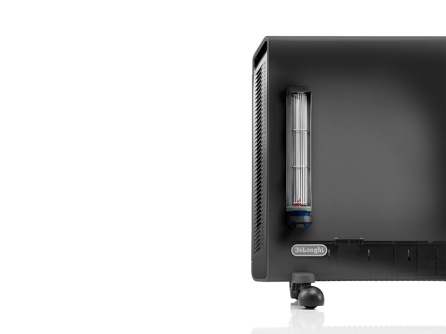 Czarny oczyszczacz powietrza De'Longhi z wewnętrznym systemem filtracji. Białe tło.