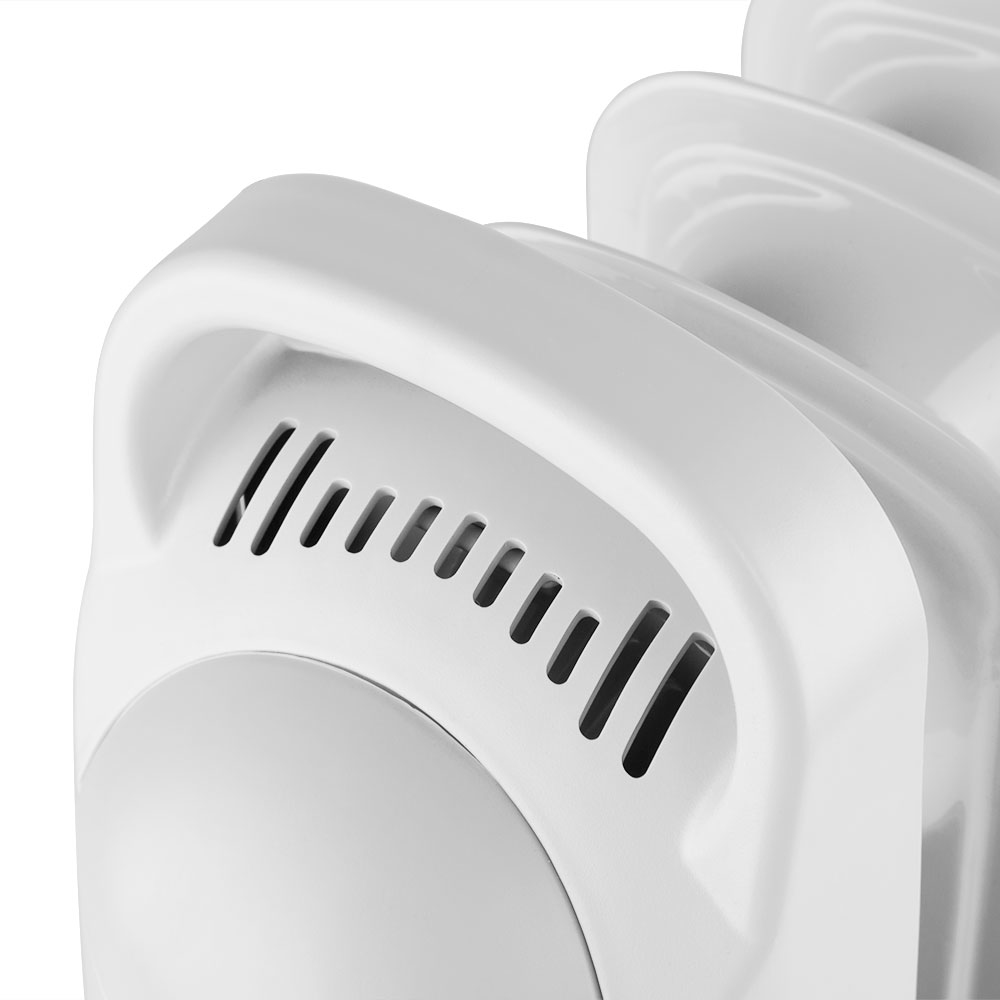 Zbliżenie białego grzejnika. Ma uchwyt z otworami wentylacyjnymi z boku.