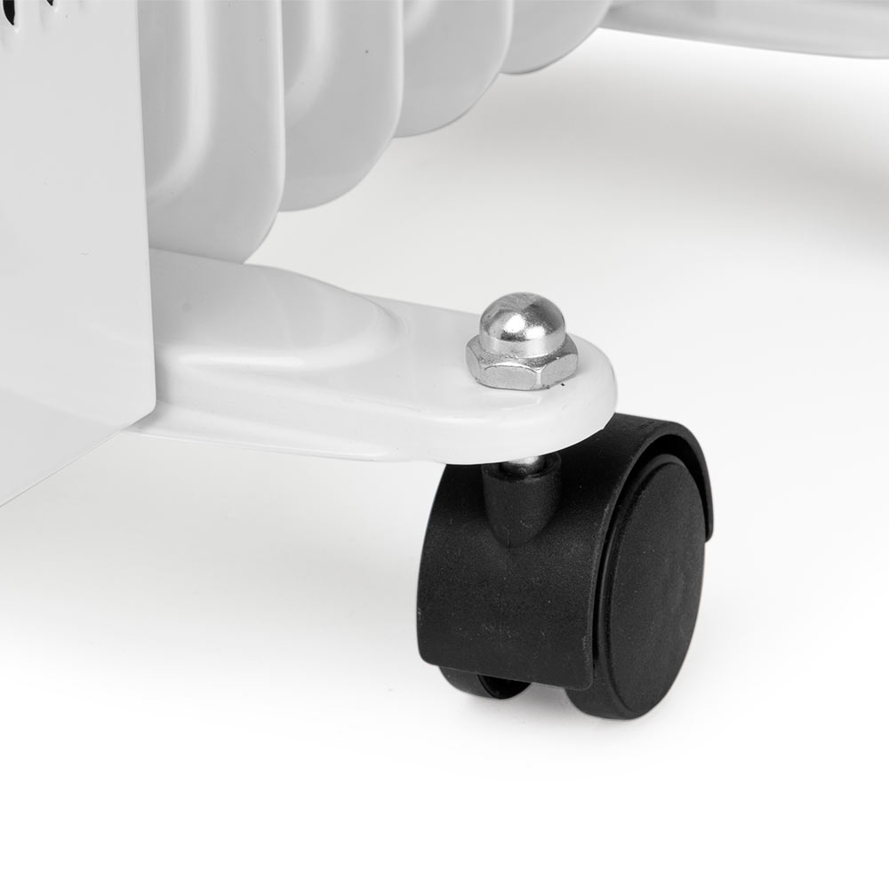 Zbliżenie białego kółka od grzejnika i czarnego koła. Biała podstawa i metalowa nakrętka.