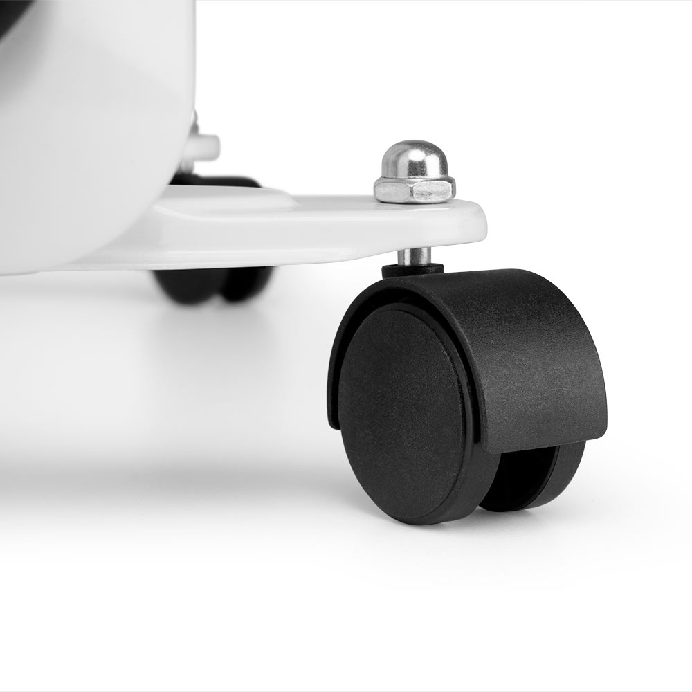 Zbliżenie czarnego koła białego grzejnika. Ma srebrną śrubę.