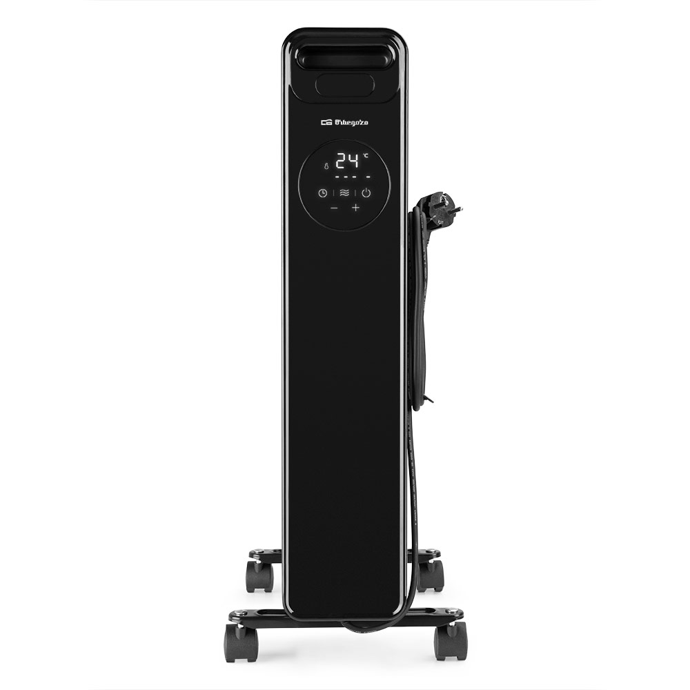 Czarny grzejnik elektryczny z wyświetlaczem i kółkami, na białym tle. Jest włączony.