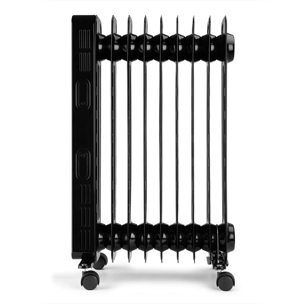 Czarny grzejnik olejowy z pionowymi żeberkami i kółkami, widok z boku.
