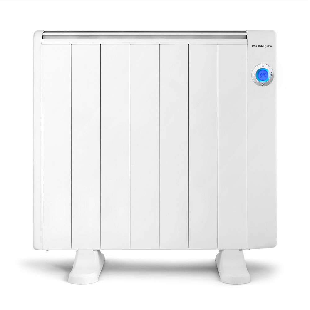 Biały grzejnik elektryczny z wyświetlaczem cyfrowym i nóżkami. Marka częściowo widoczna.