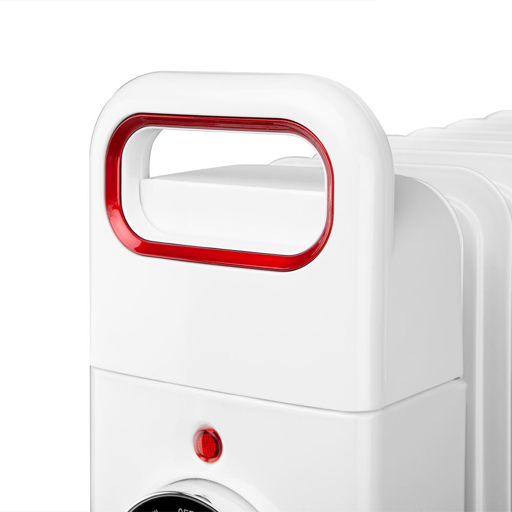 Zbliżenie białego uchwytu grzejnika z czerwonym akcentem i czerwonym wskaźnikiem zasilania.