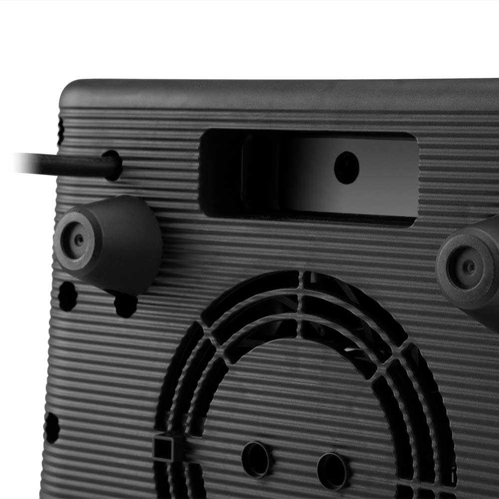 Zbliżenie tyłu grzejnika. Pokazuje przewód zasilający i otwory wentylacyjne.