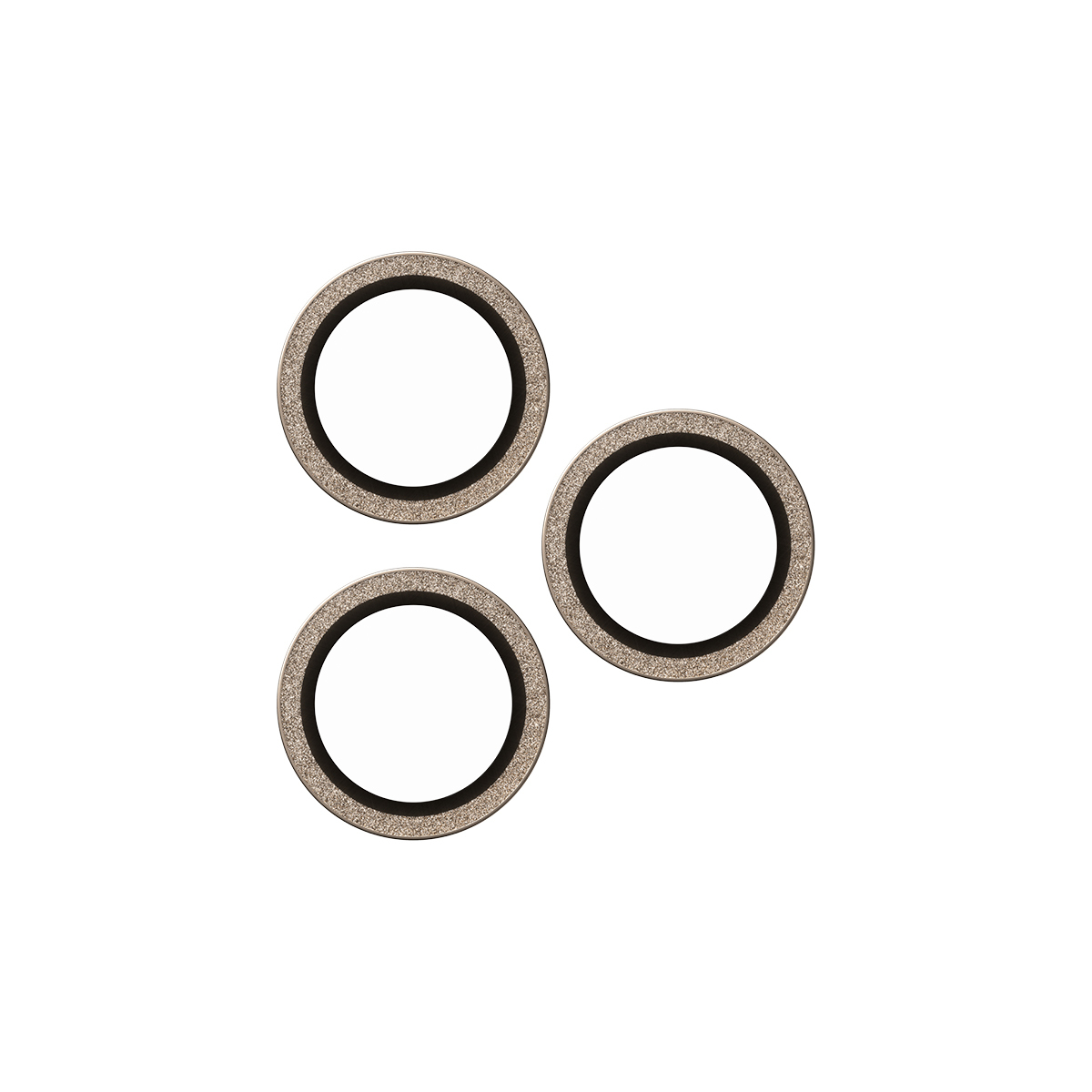 Trzy srebrne pierścienie obiektywu aparatu ułożone na białej powierzchni.