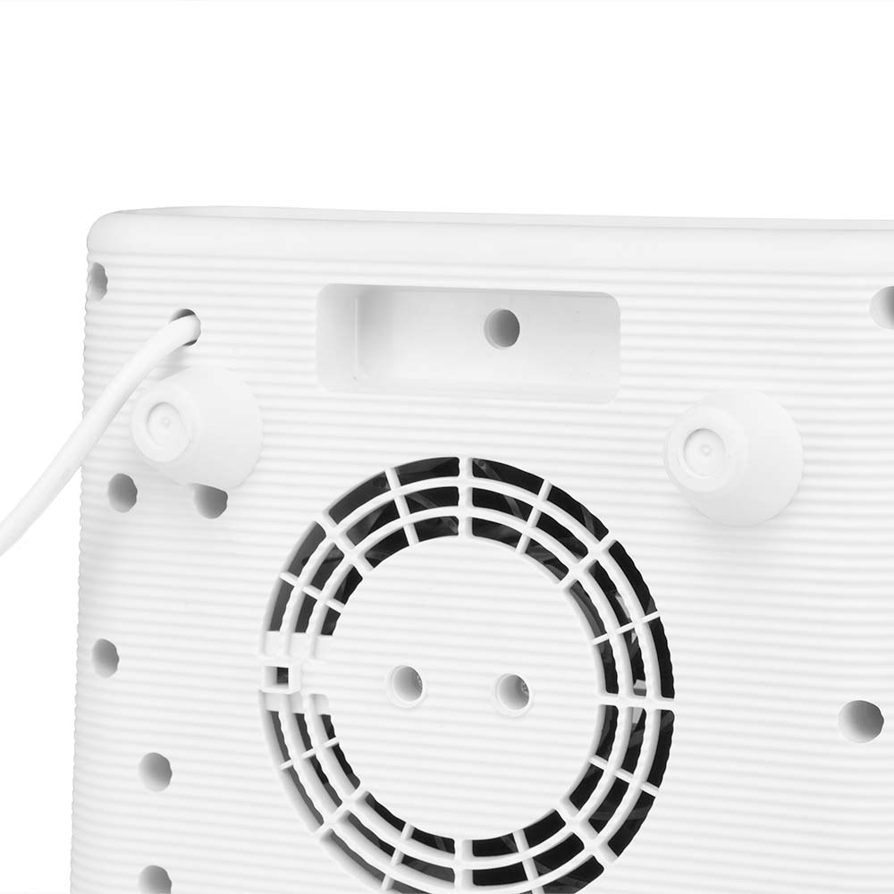 Tył białego urządzenia z wentylatorem i otworami. Ma otwór na przewód.