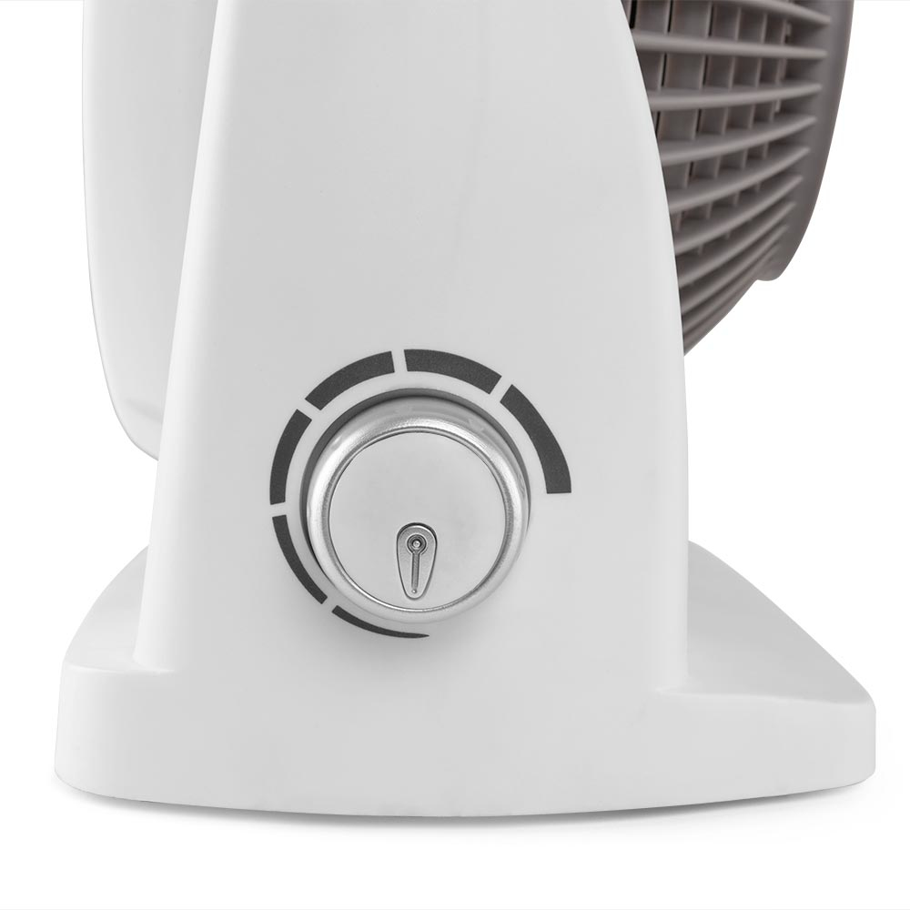 Zbliżenie białej podstawy wentylatora elektrycznego z pokrętłem. Tarcza ma oznaczenia i dziurkę od klucza.