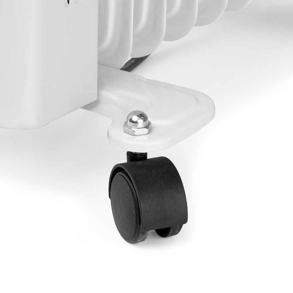 Zbliżenie czarnego koła białego grzejnika. Ma srebrną śrubę.