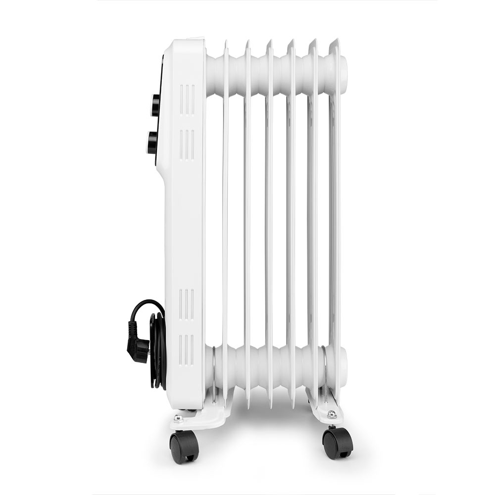 Biały kaloryfer olejowy z czarnym kablem zasilającym i kółkami.