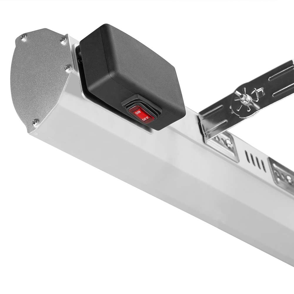 Zbliżenie oświetlenia sufitowego z włącznikiem/wyłącznikiem. Światło jest srebrne.