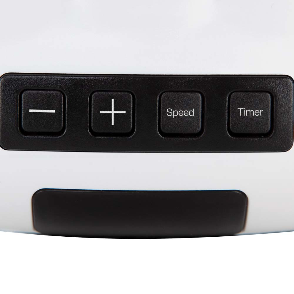 Zbliżenie czarnego panelu sterowania z przyciskami minus, plus, prędkość i timer.