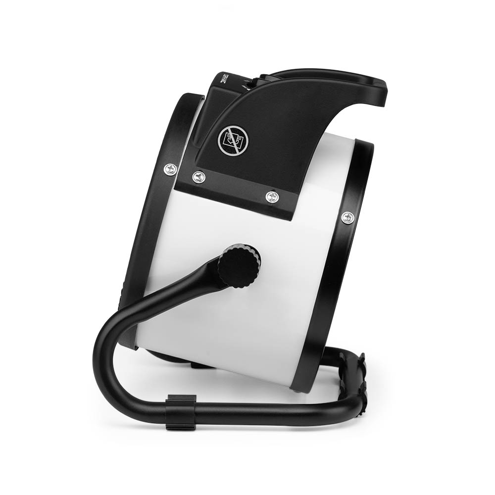 Przenośny biało-czarny wentylator, z uchwytem i czarną podstawą, widziany pod kątem.