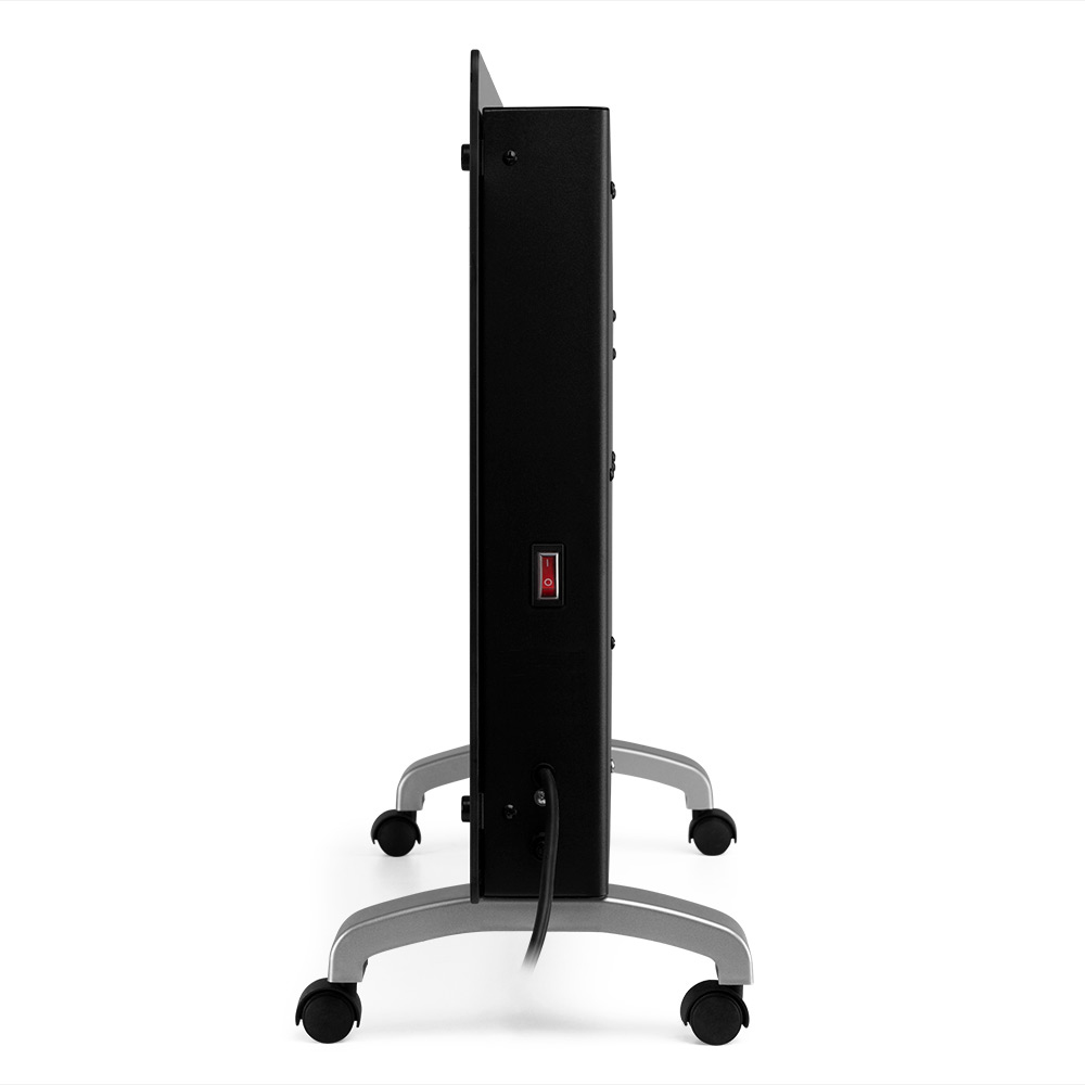 Widok z boku czarnego grzejnika na kółkach z czerwonym włącznikiem.