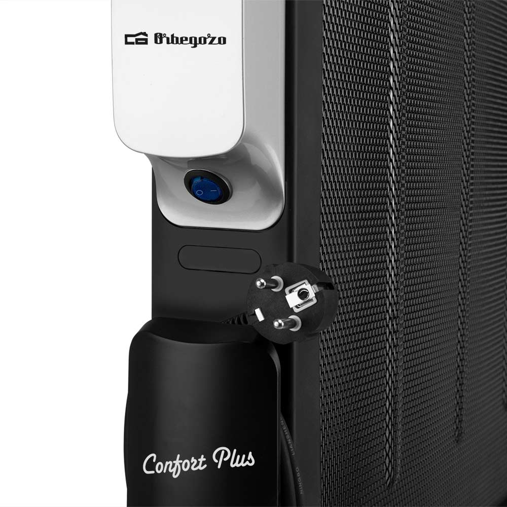 Zbliżenie wtyczki zasilania i czarnego grzejnika Orbegozo z białym panelem.