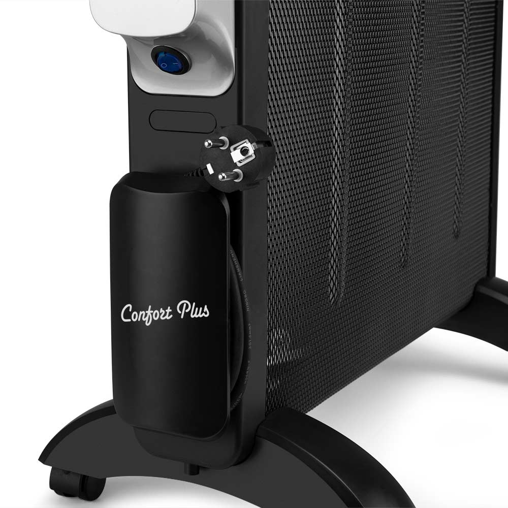 Czarny grzejnik ze srebrną górą. Ma przewód zasilający i panel sterowania. Znajduje się na podstawie z kółkami.