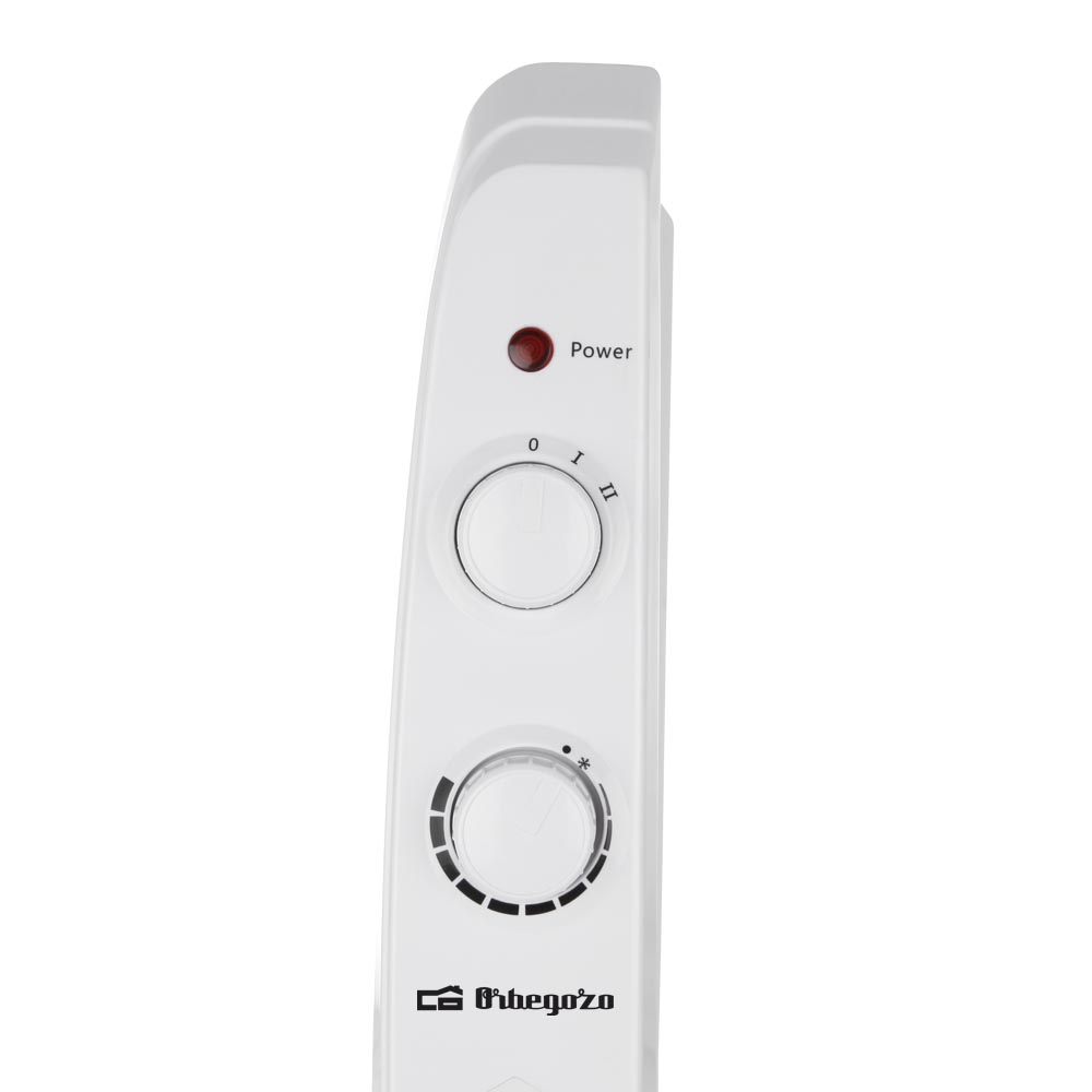 Zbliżenie panelu sterowania białego grzejnika. Posiada wskaźnik zasilania i dwa okrągłe pokrętła.