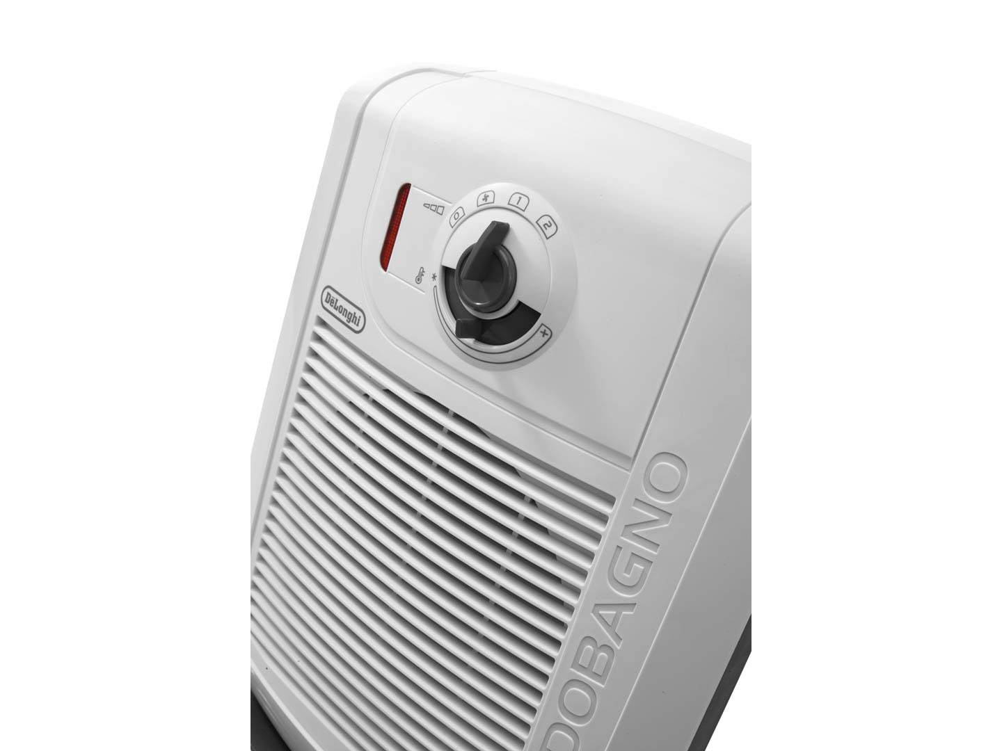 Zbliżenie białego grzejnika DeLonghi. Widoczny jest czarny pokrętło z numerami i czerwone światło.