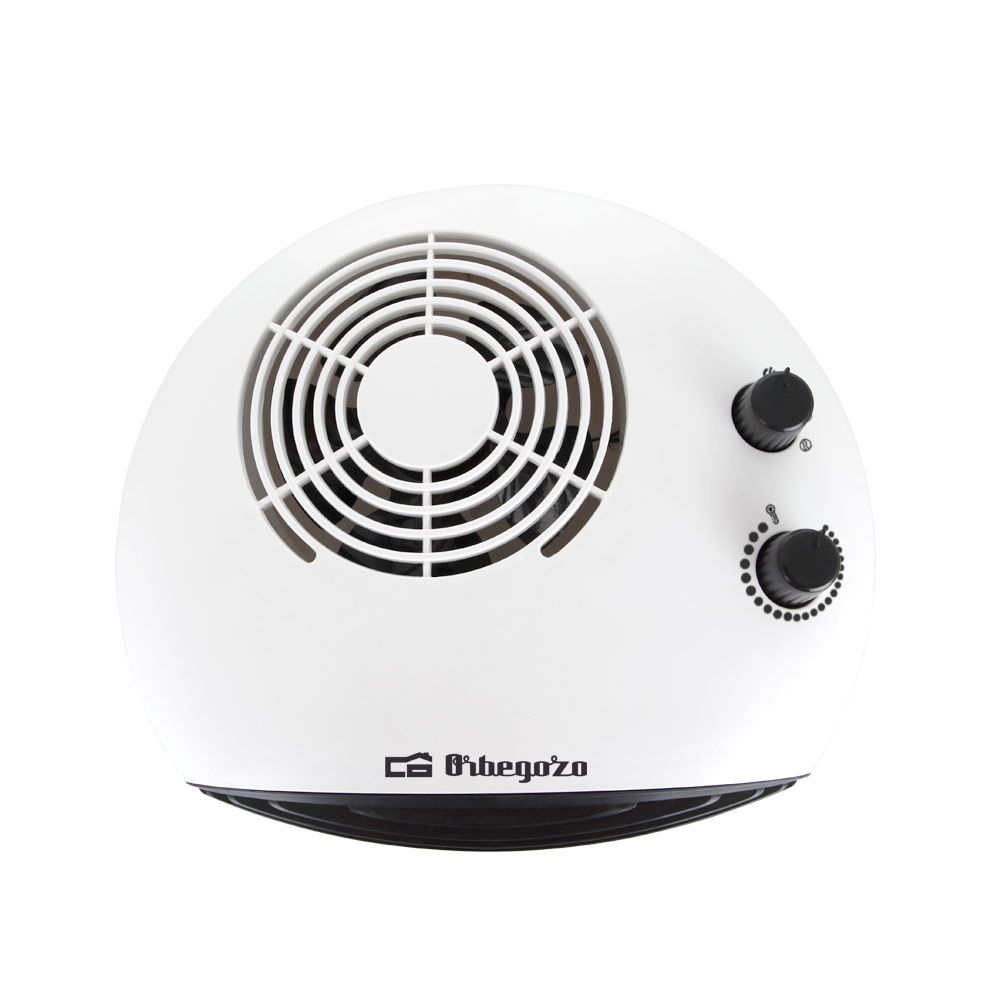 Biały elektryczny grzejnik wentylatorowy z pokrętłami. Widok z góry.