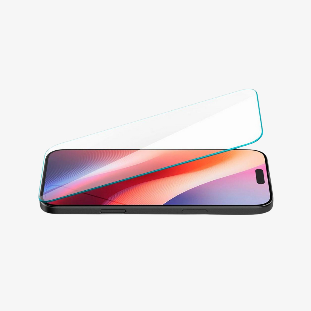 Un telefono con una protezione schermo in fase di applicazione, su sfondo bianco.