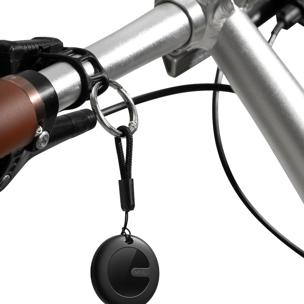 Schwarzer Smart-Tag, der am Fahrradlenker hängt. Metalllenker. Schwarzer Tag hat MILI.