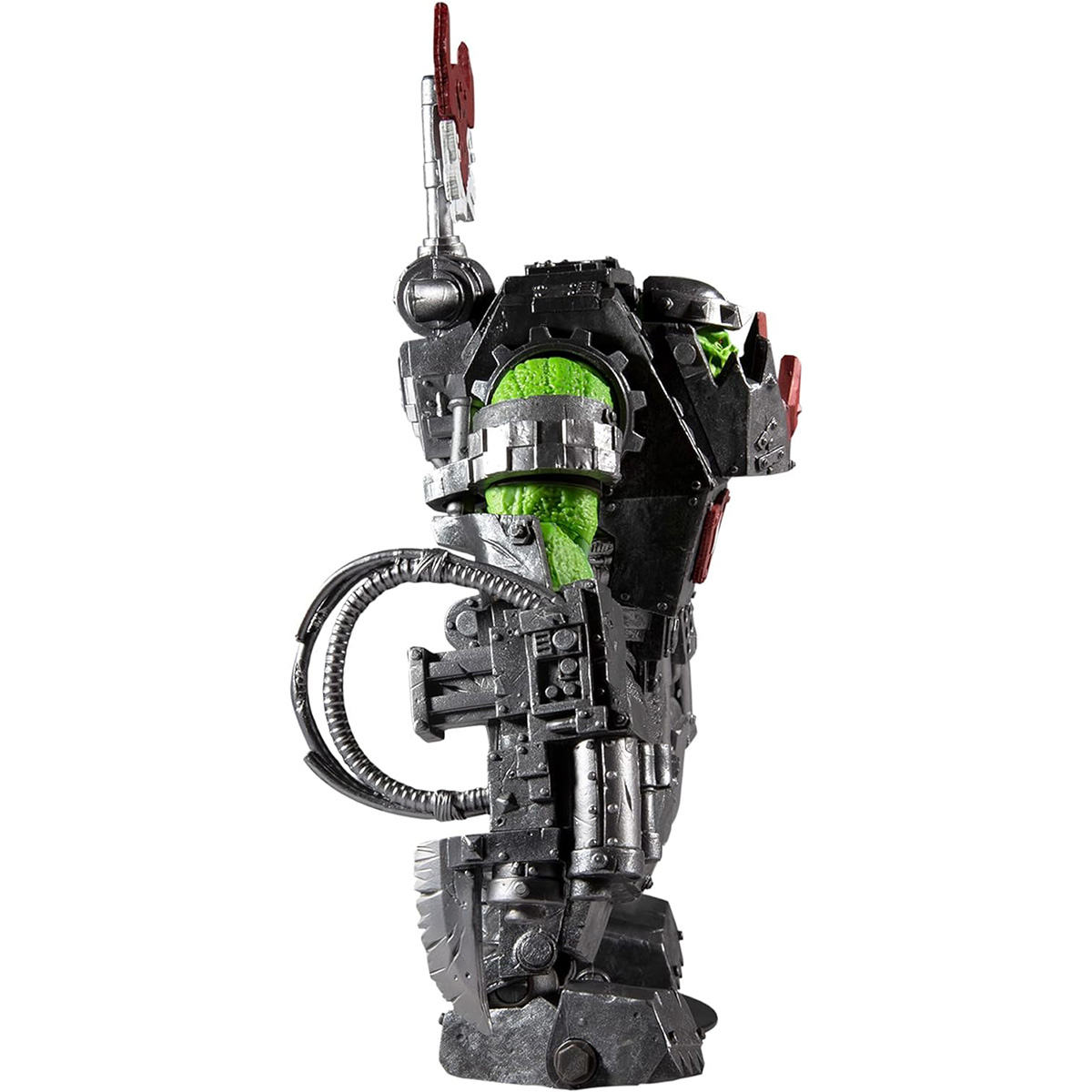 Ein grüner Alien in schwarzer Rüstung mit roten Stacheln, Seitenansicht.