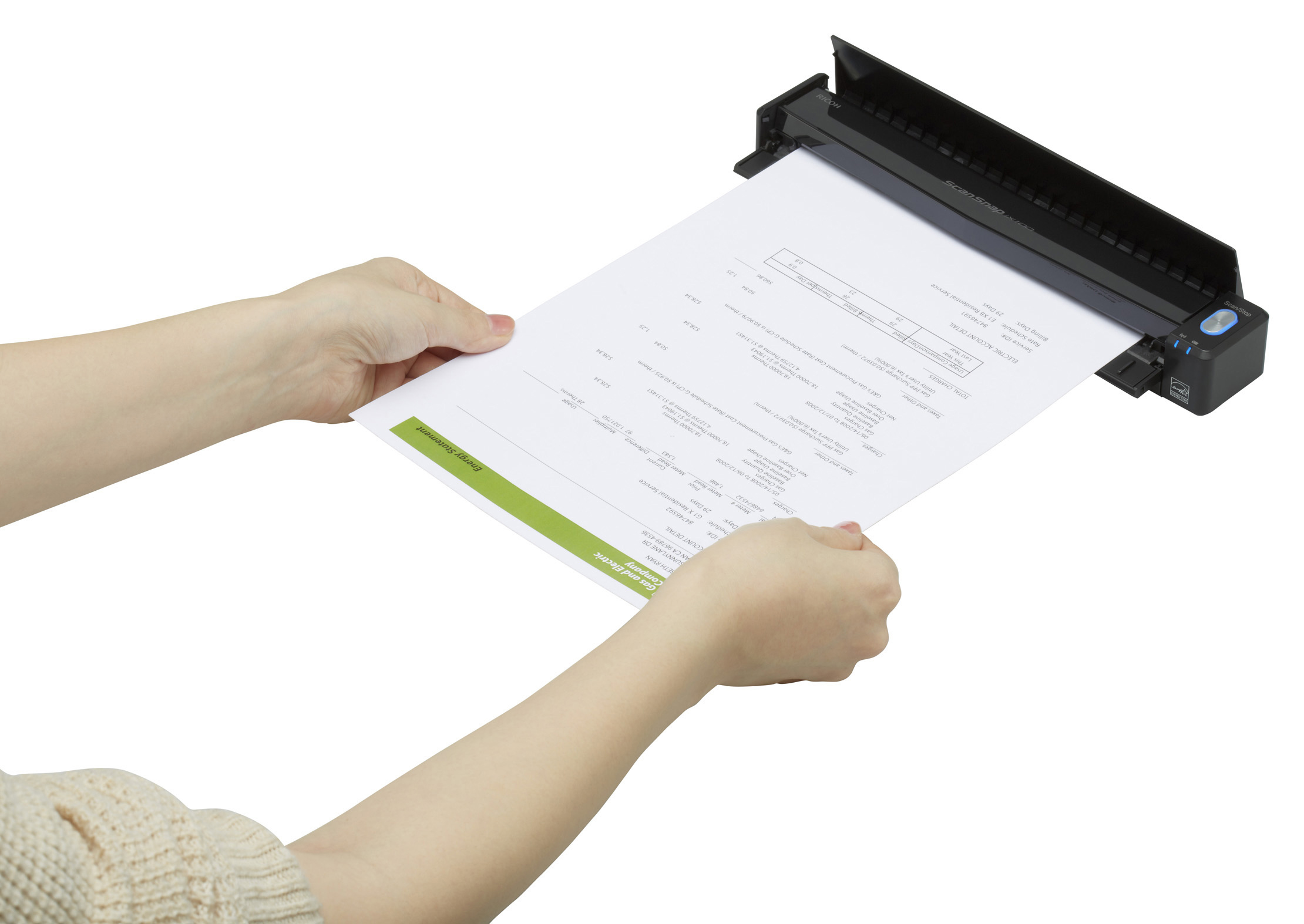 Osoba trzyma biały dokument, który jest skanowany przez czarny skaner.