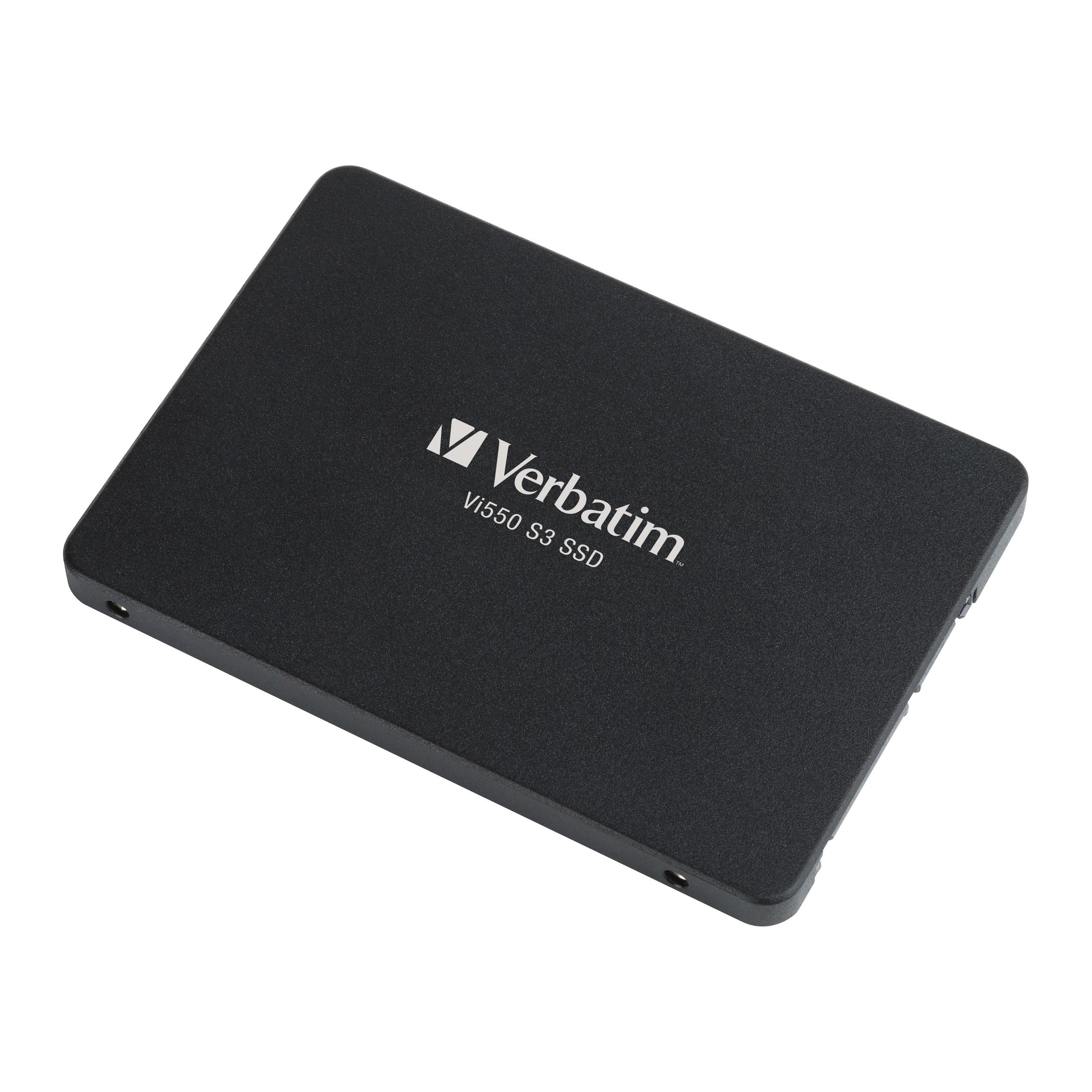 SSD Verbatim Vi550 S3 noir sur une surface blanche, vue en angle, avec le logo Verbatim visible.