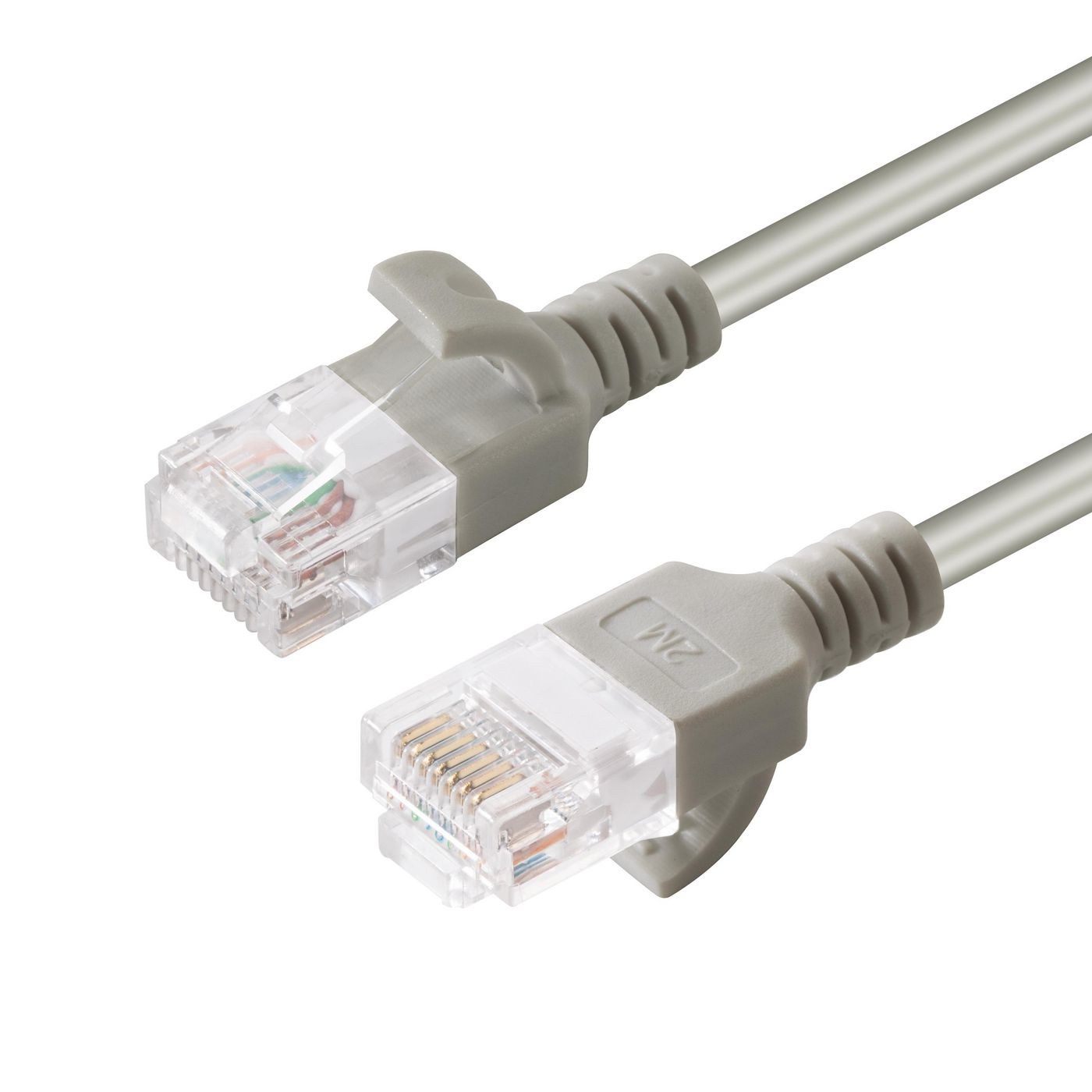 Deux câbles Ethernet gris avec connecteurs transparents, vue en angle, fond blanc.