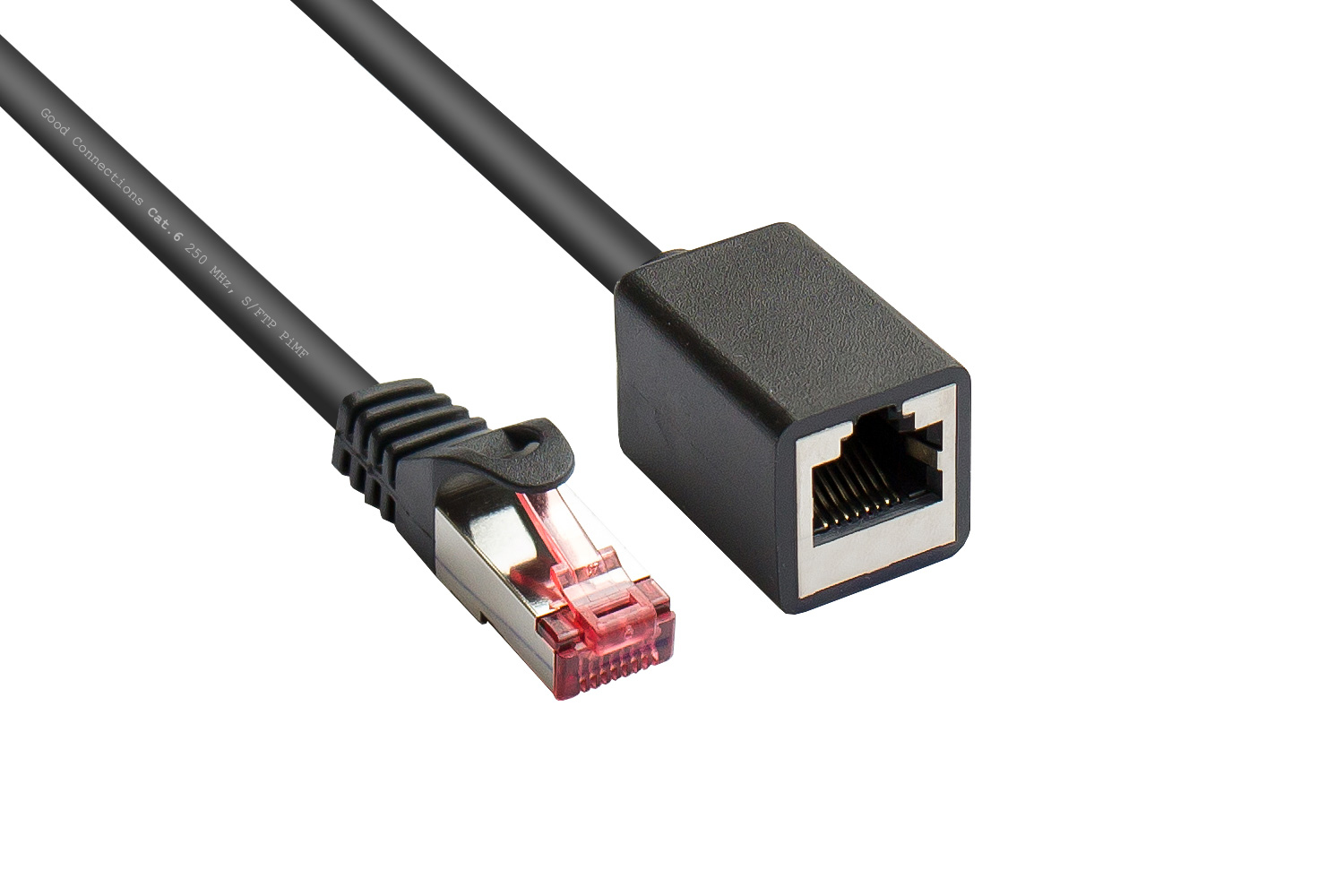 Cavo Ethernet nero con connettore e adattatore nero. Sfondo bianco.
